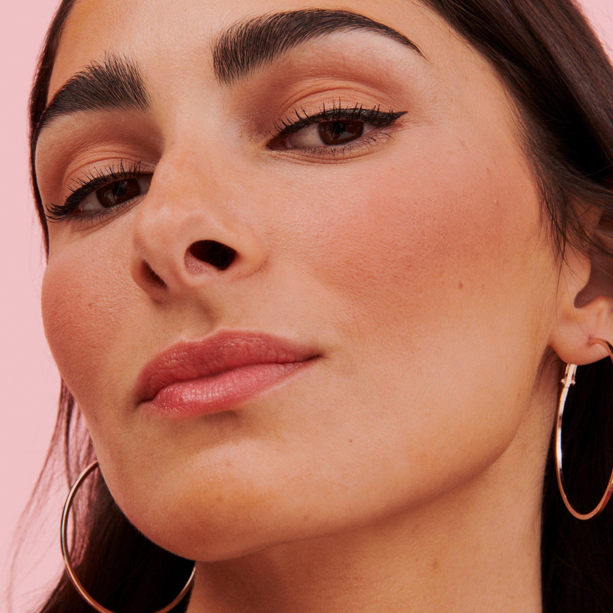 Model wearing Benefit Roller Liner black liquid eyeliner, winged eyeliner look