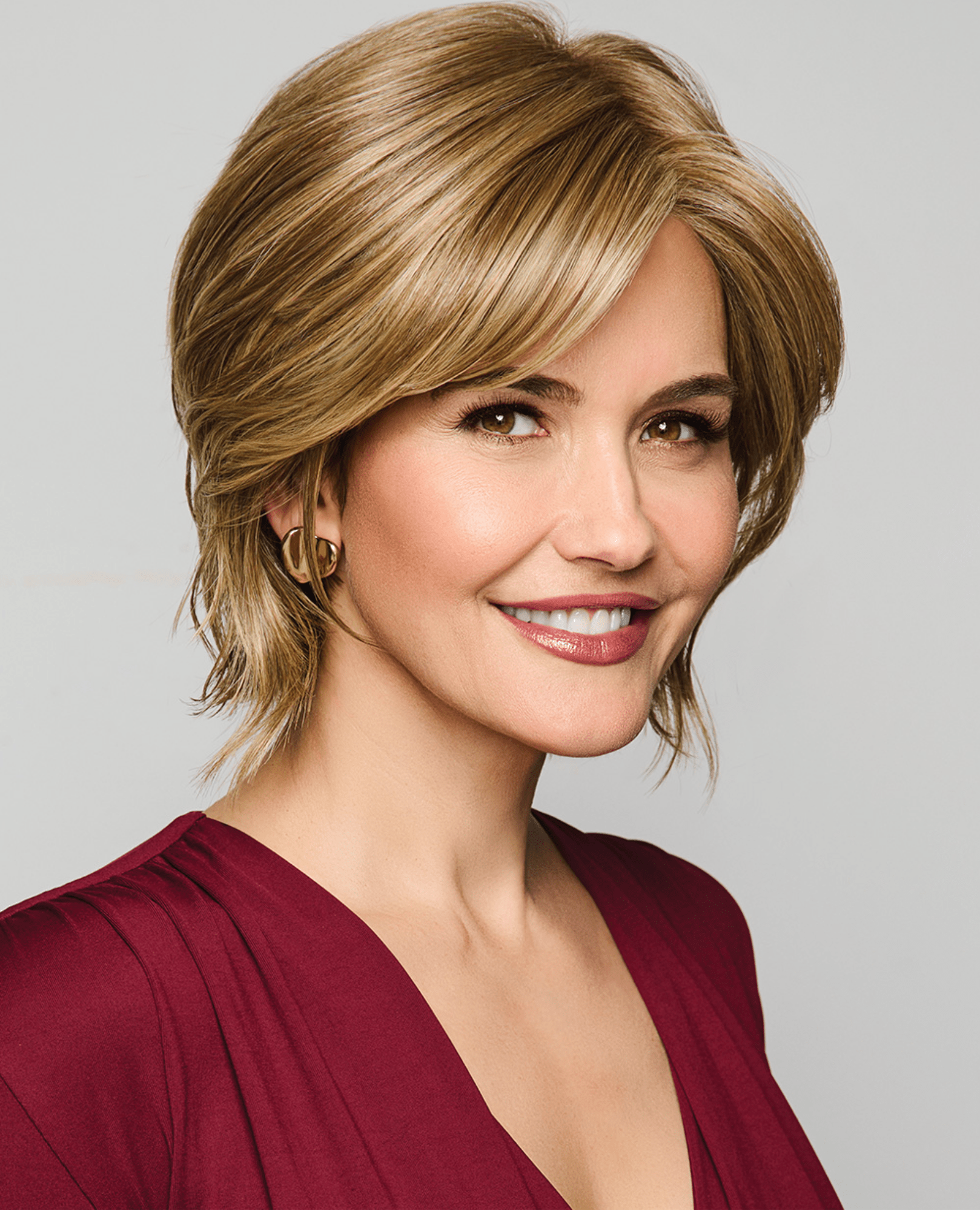 Raquel Welch Main Character Chin - Length Bob Wig for A Polished Sophisticated Look, Average Cap - Ss19/23 SS Biscuit - VIP Extensions